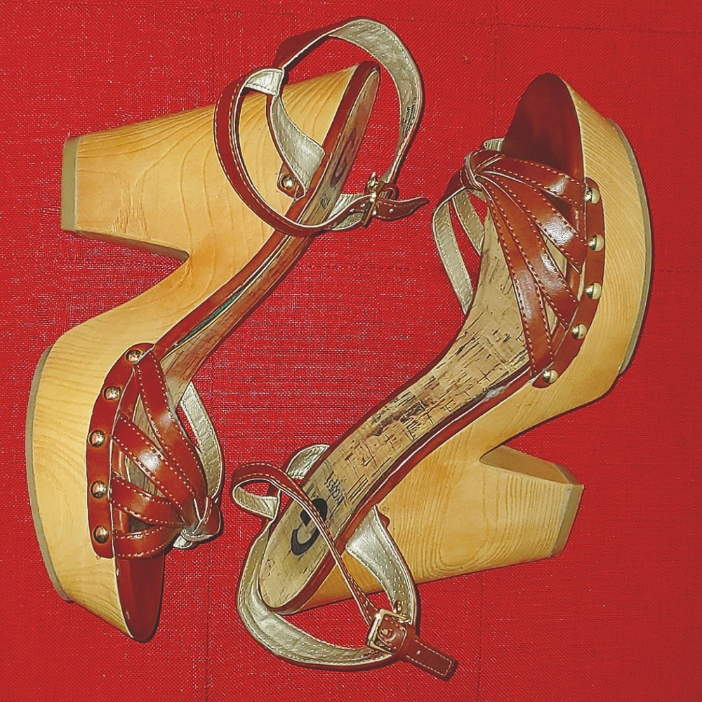 Guess Heels - Tan/brown size 10